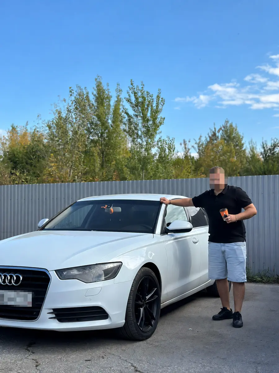 Белый Audi, выкупленный компанией, лицо и государственный номер скрыты