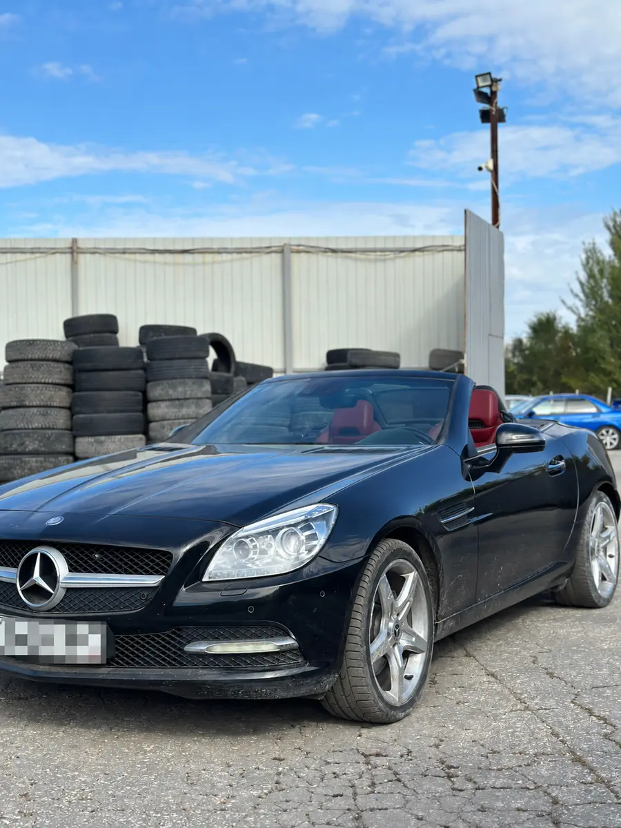Чёрный Mercedes-Benz, выкупленный компанией, государственный номер скрыт