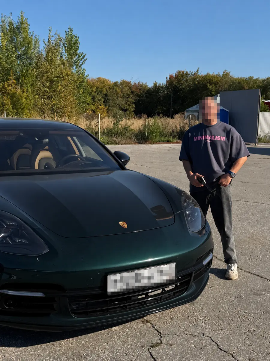 Тёмно-зелёный Porsche, выкупленный компанией, лицо и государственный номер скрыты